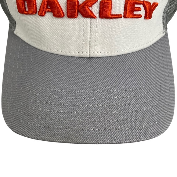 Oakley Snap-Back Trucker Mesh Baseball Hat Cap Embroidered Spell-Out Gray/White - Picture 13 of 16